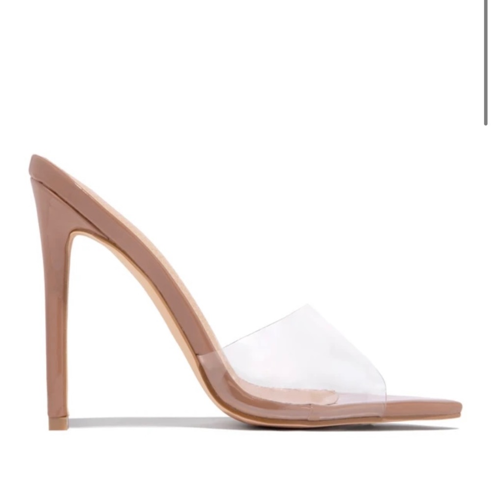 Size 9 heels comes with a silk heel bag 🛍